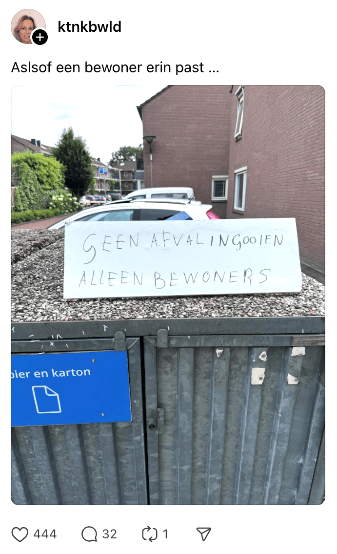 Katinka komt een bijzonder bord tegen bij de vuilnisbak waar je u tegen zegt. "alsof een bewoner erin past..."