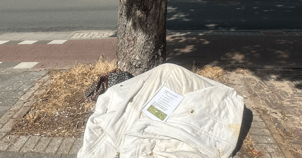 Voetganger loopt langs grofvuil en ziet opvallend briefje met passief-agressieve klacht